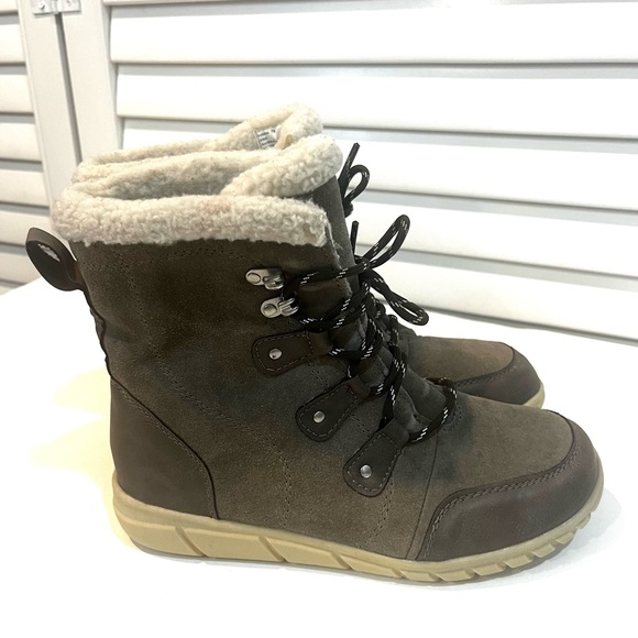 Magellan Outdoors | Leather Fuzzy Faux Fur Snow Winter Booties - Picture 2 of 10